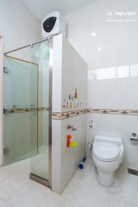 Toilet Biệt thự Quận 2 Cho thuê biệt thự đường Thảo Điền, Quận 2, trong khu Compound Fideco, có sân vườn rộng xanh mát, đầy đủ nội thất