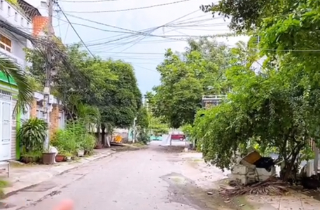 Đường trước nhà phố Quận Tân Phú Nhà phố diện tích 114m2 có ban công rộng, phù hợp trồng cây xanh.