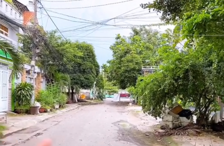 Đường trước nhà phố Quận Tân Phú Nhà phố diện tích 114m2 có ban công rộng, phù hợp trồng cây xanh.