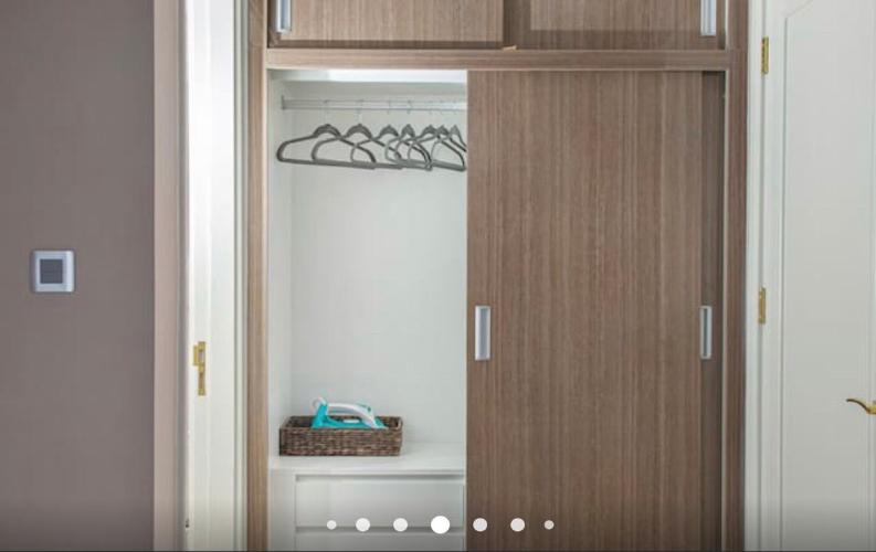 Lô gia Vinhomes Golden River, Quận 1 Căn hộ Vinhomes Golden River tầng 10, đầy đủ nội thất.