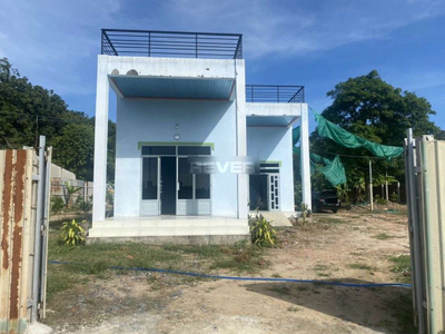 Đất nền diện tích 1900m2 hiện có săn nhà 1 trệt, 1 sân thượng.