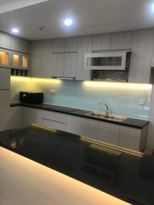 Phòng bếp căn hộ Riviera Point Căn hộ Riviera Point phòng ngủ lót sàn gỗ, view thành phố sầm uất.