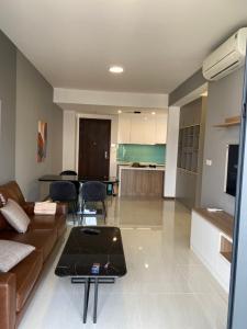 Phòng khách One Verandah Quận 2 Căn hộ One Verandah view thành phố, nội thất tiện nghi.