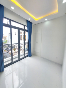 Nhà phố Quận Bình Thạnh Nhà phố thiết kế 1 trệt, 1 lầu đúc kỹ lưỡng, khu nhà lâu cao tầng xung quanh.