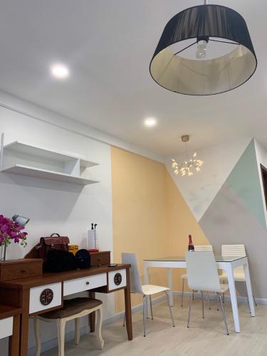 bàn ăn Căn hộ Saigon South Residence tầng 18 có 2 phòng ngủ, đầy đủ nội thất.