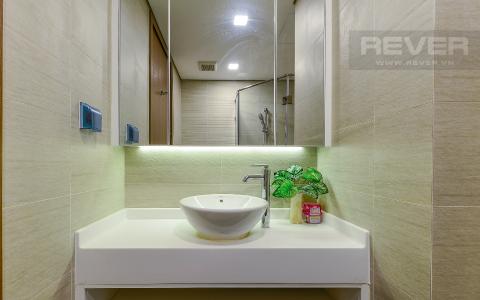 Khu rửa mặt Căn hộ Vinhomes Central Park tầng 14 có 2 phòng ngủ, đầy đủ nội thất.