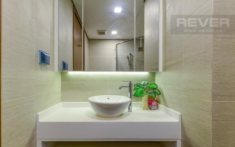 Khu rửa mặt Căn hộ Vinhomes Central Park tầng 14 có 2 phòng ngủ, đầy đủ nội thất.