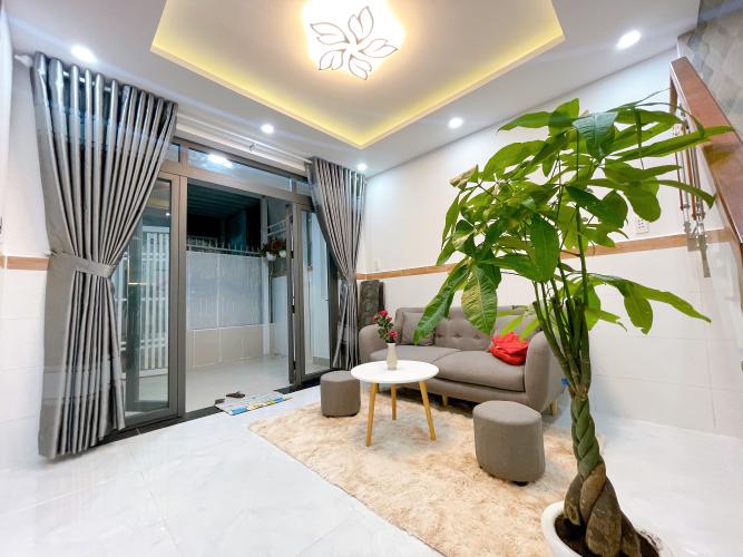 Phòng khách nhà phố Quận Gò Vấp Nhà phố hướng Tây Bắc hẻm xe hơi, cách chợ Hạnh Thông Tây 1km.