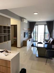 Phòng khách One Verandah Quận 2 Căn hộ One Verandah view thành phố, nội thất tiện nghi.