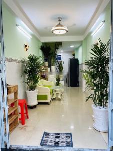 Phòng khách nhà phố Tân Bình Nhà phố hướng Bắc nằm trong hẻm xe máy, gần chợ Tân Bình.