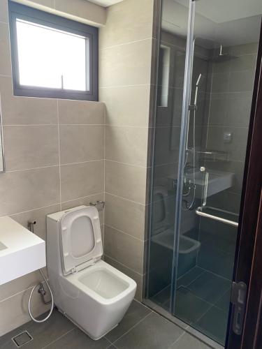 Phòng tắm One Verandah Quận 2 Căn hộ One Verandah view thành phố, nội thất tiện nghi.