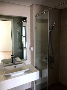 phòng tắm căn hộ Masteri Millennium Căn hộ Masteri Millennium tầng cao view thành phố sầm uất.