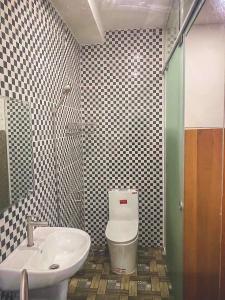 Bên trong nhà phố Phan Huy Ích, Gò Vấp Nhà phố hướng Tây Bắc, có dãy 12 phòng trọ, hẻm xe hơi. 