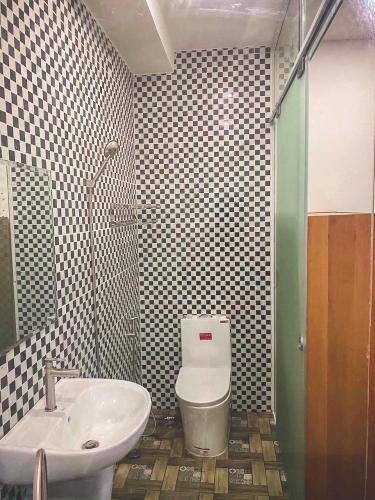 Bên trong nhà phố Phan Huy Ích, Gò Vấp Nhà phố hướng Tây Bắc, có dãy 12 phòng trọ, hẻm xe hơi. 