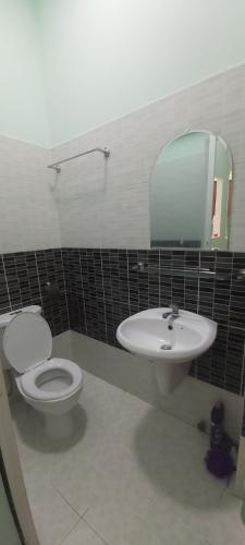 toilet nhà phố Bình Thạnh  Bán nhà phố sổ hồng đầy đủ, nhà mới xây đường Nguyễn Lâm, Bình Thạnh