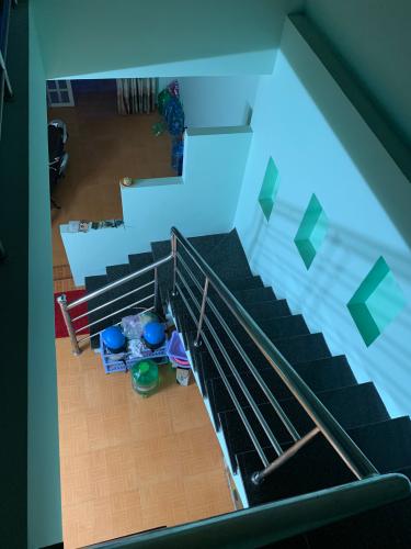 Cầu thang Bán nhà phố đường hẻm Nguyễn Văn Tăng phường Long Thành Mỹ quận 9, diện tích đất 72.8m2, đầy đủ nội thất