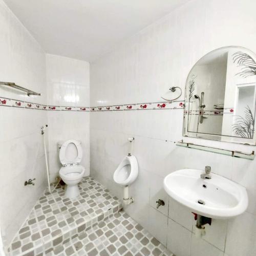 Toilet nhà phố Quận 10 Bán nhà hẻm 157 Ba tháng Hai, Quận 10, sổ hồng, cách Vòng xoay Công trường Dân chủ 900m