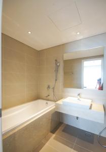 Phòng tắm Diamond Island, Quận 2 Căn hộ Diamond Island hướng Đông Nam, đầy đủ nội thất.