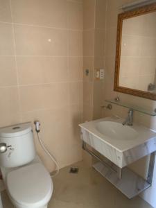 Không gian căn hộ Hoàng Kim Thế Gia, Bình Tân Căn hộ Hoàng Kim Thế Gia view thành phố sầm uất, nội thất cơ bản.