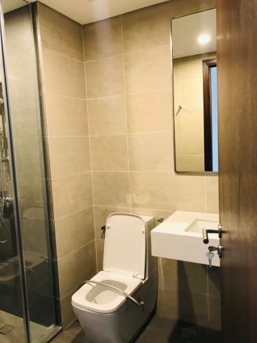 Nhà vệ sinh căn hộ ONE VERANDAH Bán căn hộ One Verandah 2 phòng ngủ, diện tích 80m2, view sông thoáng mát