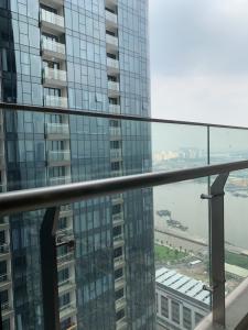View ban công Vinhomes Golden River, Quận 1 CĂN HỘ VINHOMES GOLDEN RIVER TẦNG CAO