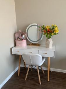 nội thất căn hộ riviera point Căn hộ Riviera Point đón view sông, tầng trung thoáng mát.