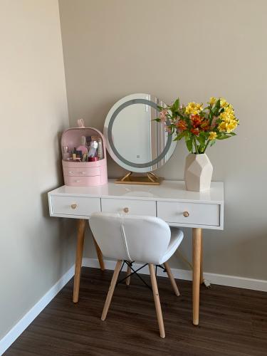 nội thất căn hộ riviera point Căn hộ Riviera Point đón view sông, tầng trung thoáng mát.