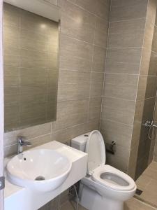 Toilet Vinhomes Grand Park Quận 9 Căn hộ Vinhomes Grand Park tầng cao, hướng nhìn nội khu.