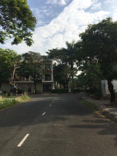 Đường trước nhà phố Quận 9 Nhà phố KDC Hưng Phú kết cấu 1 trệt 3 lầu, có Gara để xe hơi trong nhà.