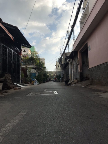 Đường trước nhà phố Quận Bình Tân Nhà phố thiết kế 1 trệt và 2 lầu kiên cố, cửa hướng Tây đón nắng sớm.