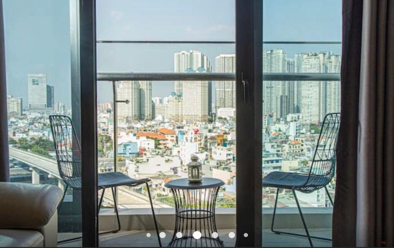 Ban công Vinhomes Golden River, Quận 1 Căn hộ Vinhomes Golden River tầng 10, đầy đủ nội thất.