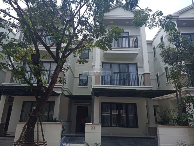 Mặt tiền biệt thự Huyện Nhà Bè Biệt thự KDC Nine South Estates kết cấu 1 trệt 2 lầu có tầng áp mái, đầy đủ nội thất.