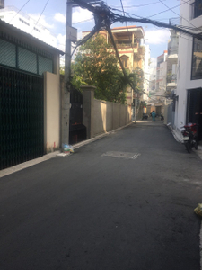 Đường trước nhà phố Quận Phú Nhà phố có sổ hồng riêng, kết cấu 1 trệt, 2 lầu đúc kiên cố.