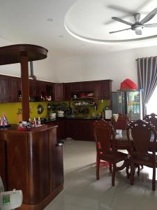 Nhà phố Quận 9 Nhà phố KDC Hưng Phú kết cấu 1 trệt 3 lầu, có Gara để xe hơi trong nhà.