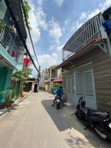 Nhà phố Quận Gò Vấp Nhà phố kết cấu 1 trệt 2 lầu và sân thượng hướng Tây Nam, sổ hồng riêng.
