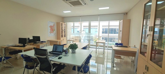 Văn phòng Quận 2 Văn phòng diện tích 50m2 vuông đẹp, bàn giao nội thất văn phòng cơ bản.