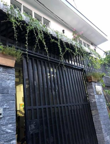 Nhà phố Quận 12 Nhà phố kết cấu 1 trệt 1 lầu hướng Đông Bắc, cách đường Thạnh Lộc 15 50m.