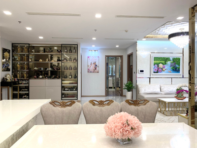 Căn hộ Vinhomes Central Park, Quận Bình Thạnh Căn hộ Vinhomes Central Park tầng 5 thiết kế 4 phòng ngủ, đầy đủ nội thất.