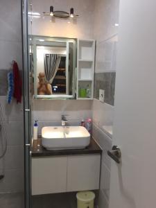 Nhà vệ sinh Saigon South Residence  Căn hộ Saigon South Residence tầng trung, thiết kế hiện đại tinh tế.