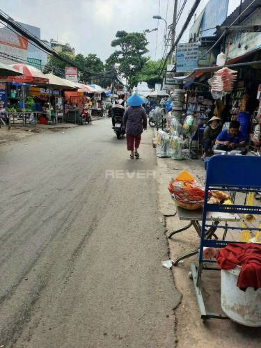 Đường trước nhà phố Quận Bình Tân Nhà phố mặt tiền đường Chiến Lược, diện tích 80m2 không có nội thất.