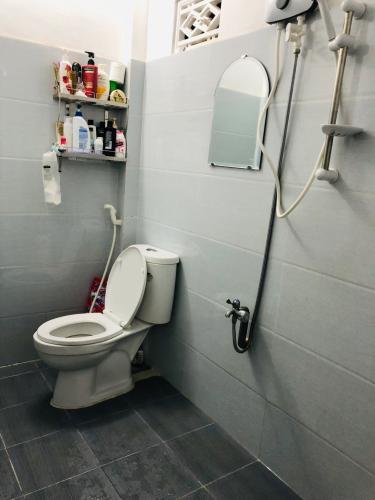 Phòng tắm nhà phố Quận 12 Nhà phố 2 mặt tiền hẻm Quận 12 hướng Đông Nam, diện tích 38.1m2.