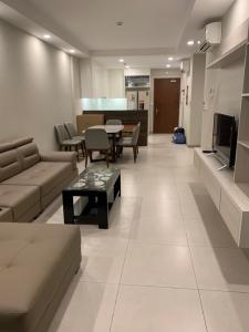 Phòng khách The Gold View, Quận 4 Căn hộ The Gold View tầng trung, đầy đủ nội thất hiện đại.