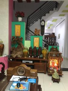 Phòng khách nhà 1 trệt 2 lầu hẻm xe hơi hẻm Huỳnh Tấn Phát, phường Phú Thuận, Quận 7 Bán nhà hẻm xe hơi Huỳnh Tấn Phát được bàn giao kèm nội thất cơ bản.