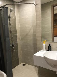 Toilet Vinhomes Grand Park Quận 9 Căn hộ Vinhomes Grand Park tầng trung mát mẻ, đón view nội khu.