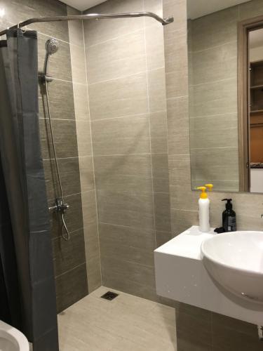 Toilet Vinhomes Grand Park Quận 9 Căn hộ Vinhomes Grand Park tầng trung mát mẻ, đón view nội khu.