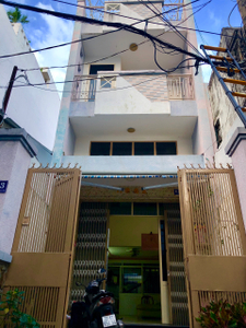 Nhà phố thiết kế 1 trệt, 2 lầu đường Cư Xá Phú Lâm A, nội thất cơ bản.