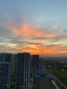 View căn hộ Vinhomes Grand Park Căn hộ Vinhomes Grand Park ban công thoáng mát, view thành phố.