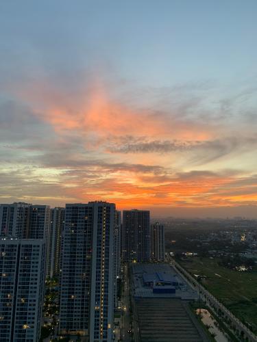 View căn hộ Vinhomes Grand Park Căn hộ Vinhomes Grand Park ban công thoáng mát, view thành phố.