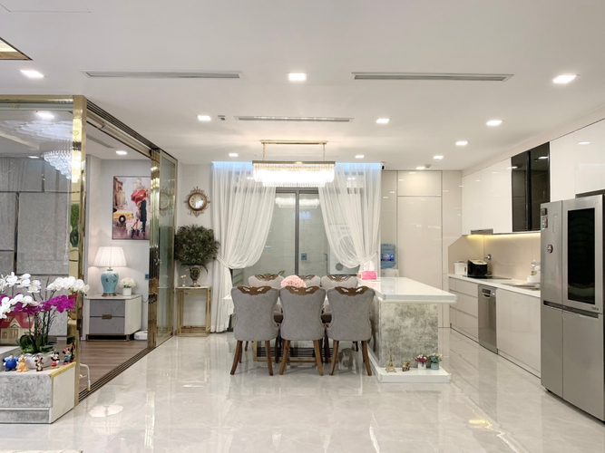 Căn hộ Vinhomes Central Park, Quận Bình Thạnh Căn hộ Vinhomes Central Park tầng 5 thiết kế 4 phòng ngủ, đầy đủ nội thất.