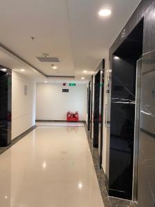 Hành lang căn hộ Vinhomes Grand Park Căn hộ Vinhomes Grand Park tầng cao đón view nội khu mát mẻ.